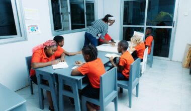 Leerlingen aan het werk in een klaslokaal op de basisschool