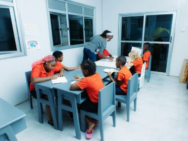 Leerlingen aan het werk in een klaslokaal op de basisschool