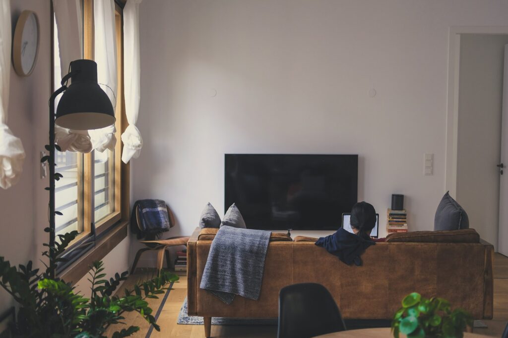 Kind kijkt televisie op de bank in de woonkamer