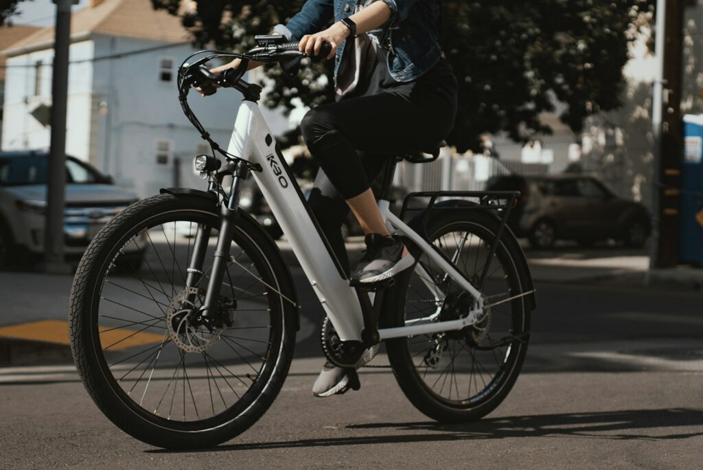 Tiener rijdt op een elektrische fatbike door de stad