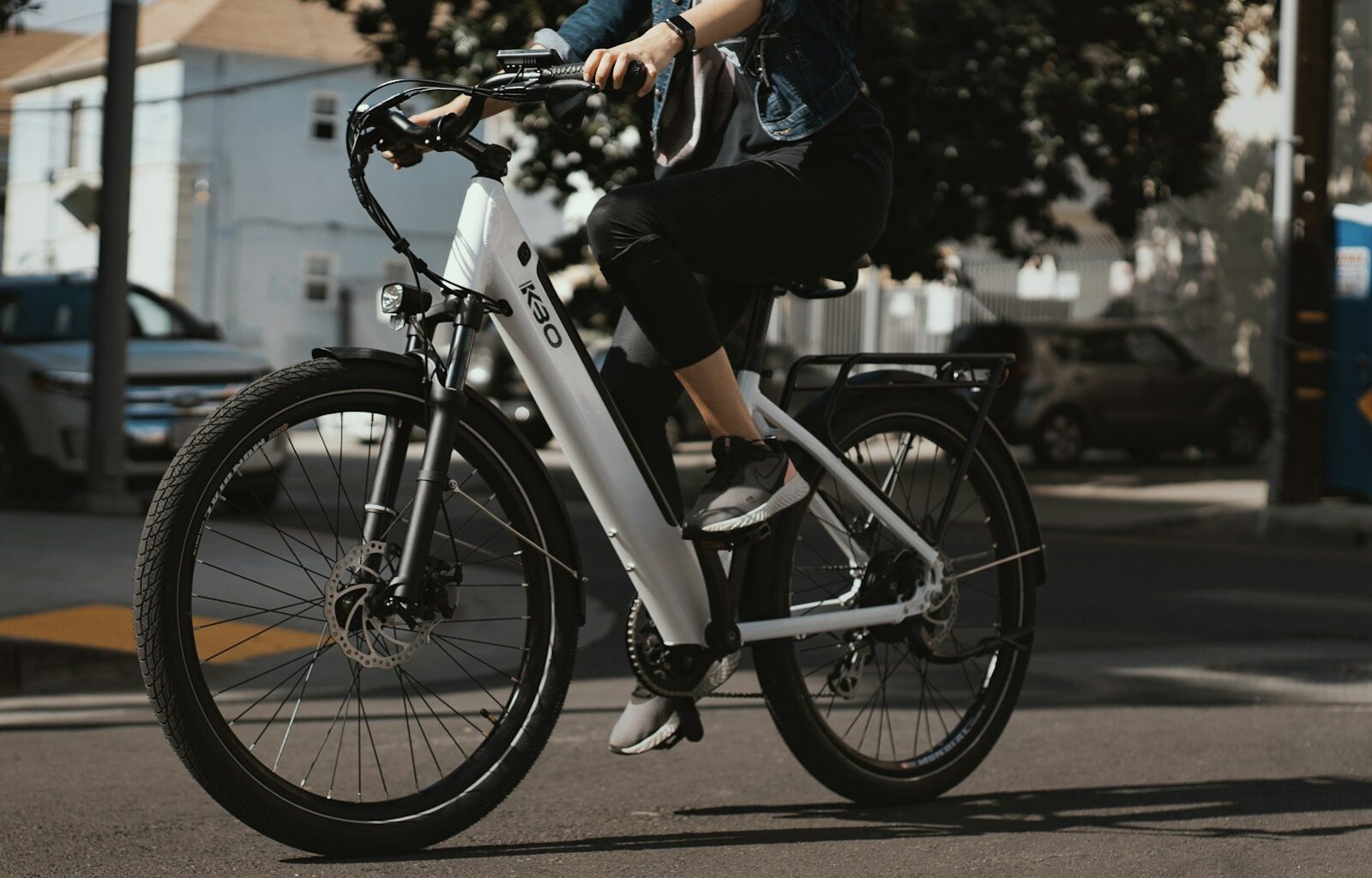 Tiener rijdt op een elektrische fatbike door de stad