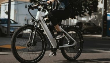 Tiener rijdt op een elektrische fatbike door de stad