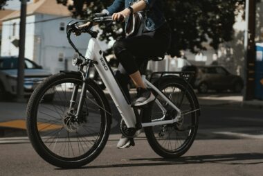 Tiener rijdt op een elektrische fatbike door de stad