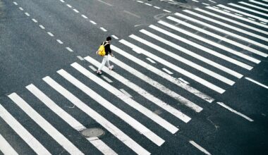 Kind steekt over op een zebrapad in een woonstraat