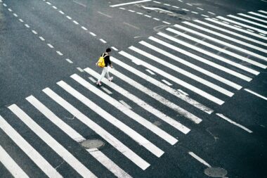 Kind steekt over op een zebrapad in een woonstraat