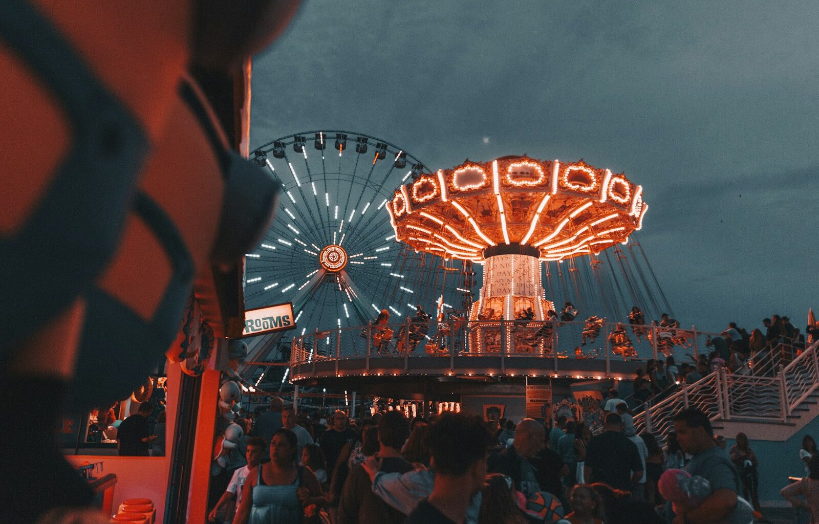 Druk pretpark in de herfst met een draaiende attractie
