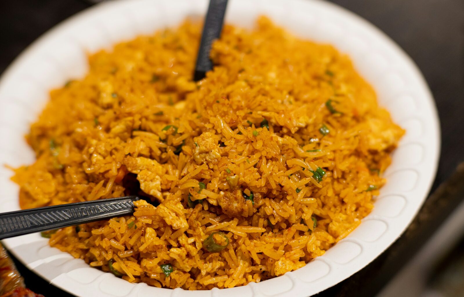 Bord met rijst en gekookte groente op een tafel