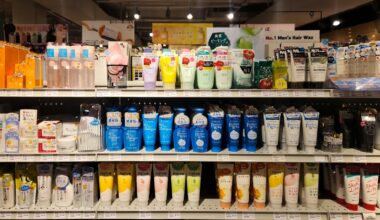 Flesjes reiniger, toner en crème op twee ronde bijzettafels tegen een lichte muur