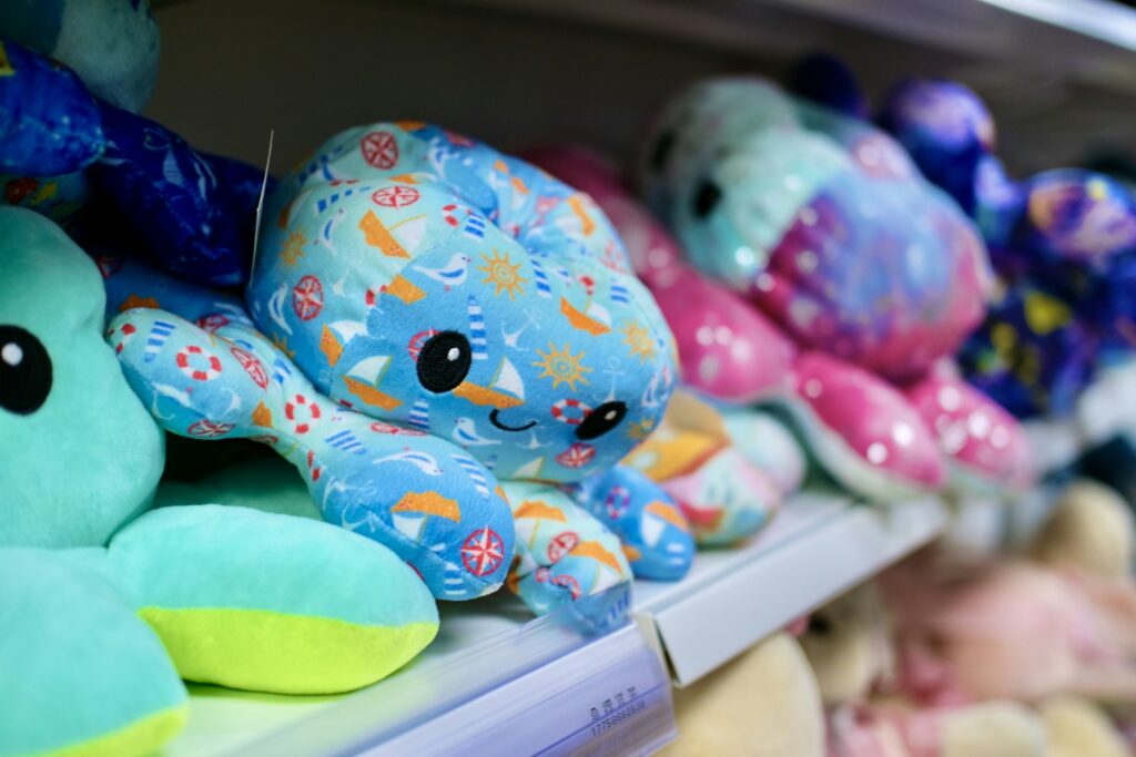 Kleurrijke knuffels op een schap in een speelgoedwinkel