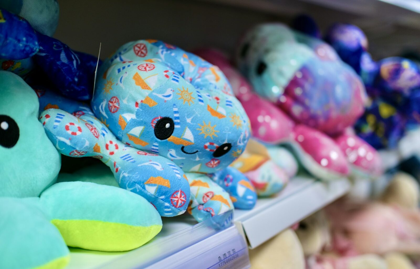 Kleurrijke knuffels op een schap in een speelgoedwinkel