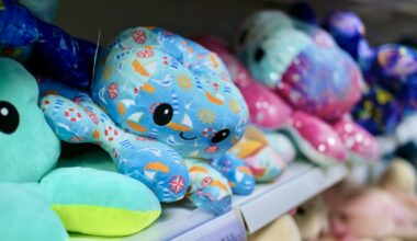 Kleurrijke knuffels op een schap in een speelgoedwinkel
