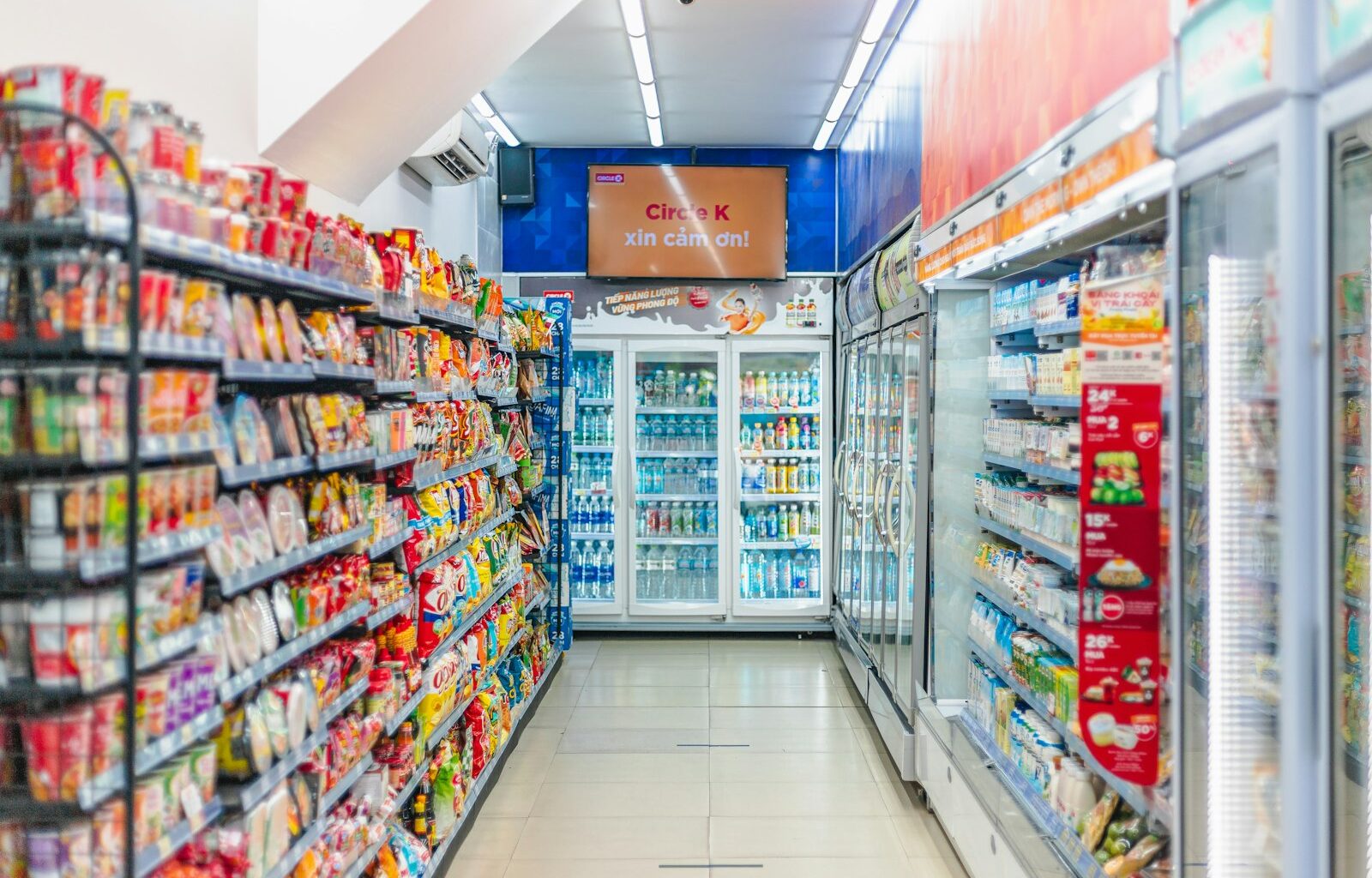 Diepvriesvak in een supermarkt met zakken diepvriesproducten