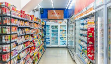 Diepvriesvak in een supermarkt met zakken diepvriesproducten
