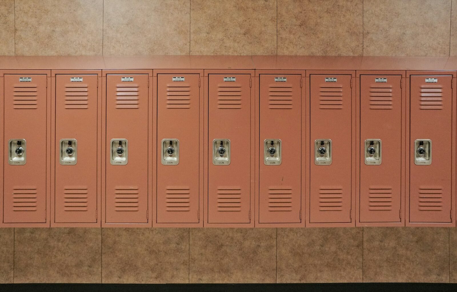 Lege gang van een basisschool met jassen aan de kapstok