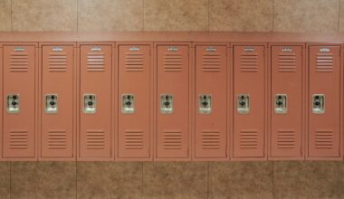 Lege gang van een basisschool met jassen aan de kapstok