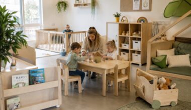 Groepsruimte van een kinderopvang met lage meubels en speelhoeken