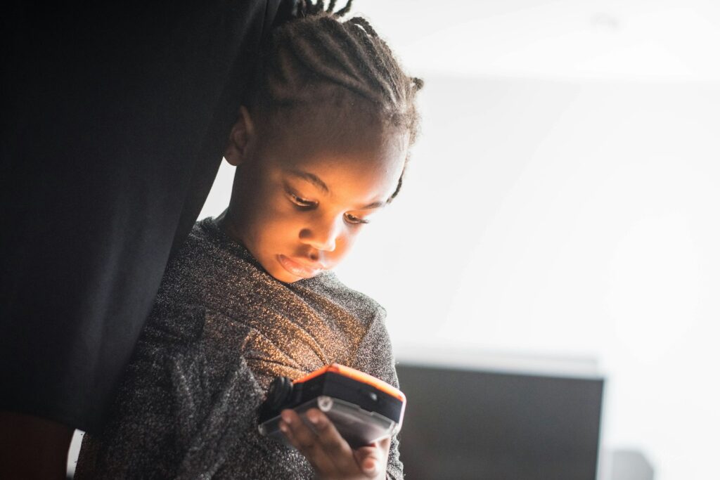 Moeder en kind kijken samen naar een filmpje op een smartphone