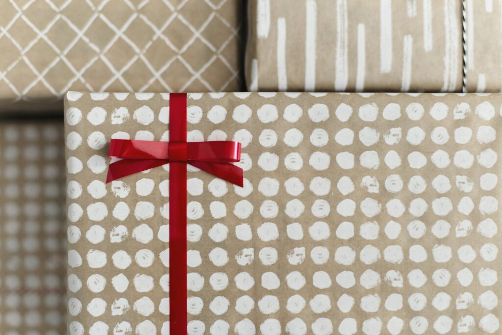 Ingepakte cadeaus en boodschappentassen op tafel