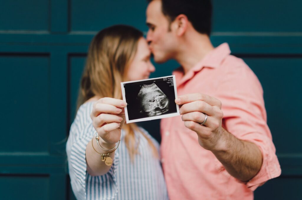 Echo-apparaat met een beeld van een baby in de buik
