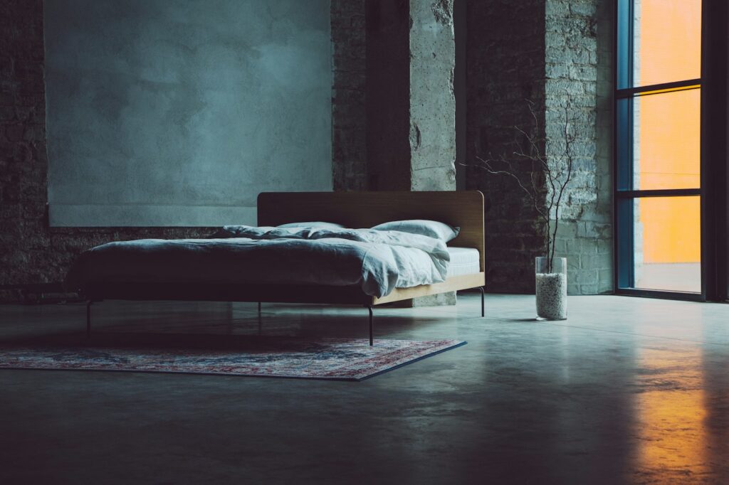 Elektrische kachel op de vloer van een slaapkamer