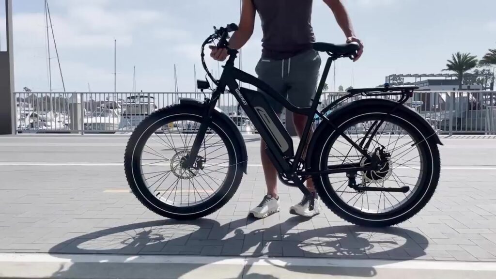 Fatbike met dikke banden op een kade