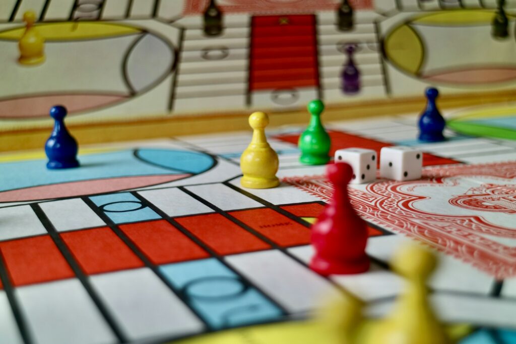 Moeder en dochter spelen samen een bordspel aan tafel