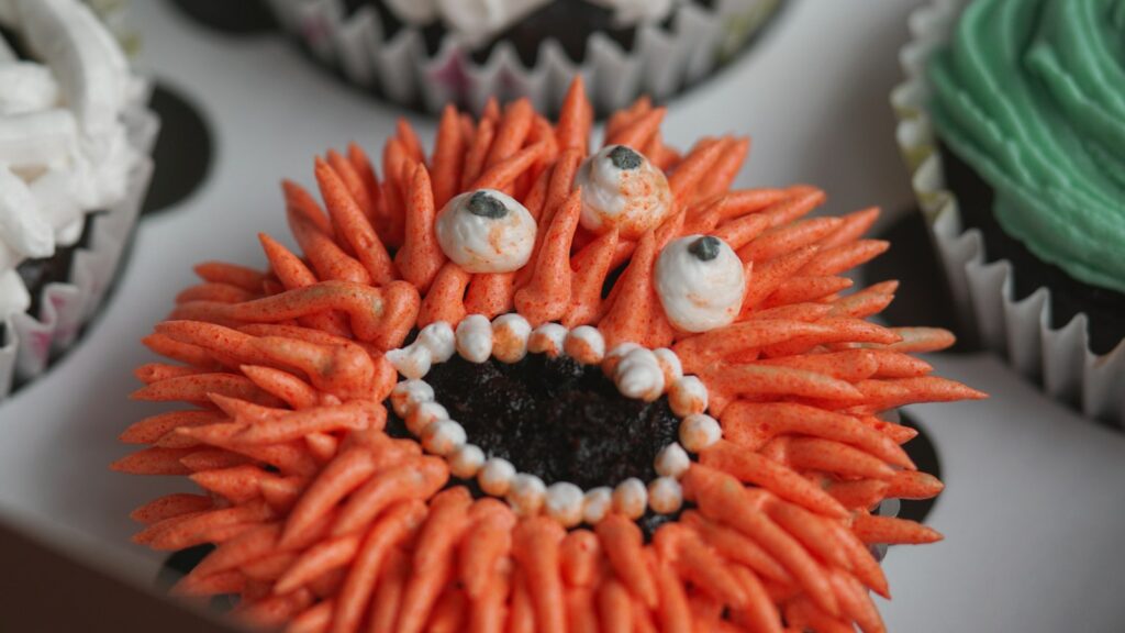 Halloweencupcakes met gekleurde botercrème en suikeroogjes