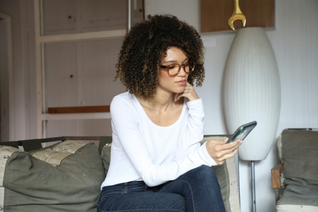 Tiener kijkt alleen op de bank naar haar telefoon