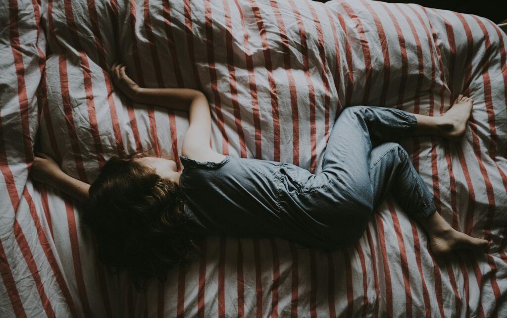 Kind slaapt in bed met een knuffel en een zacht nachtlampje aan