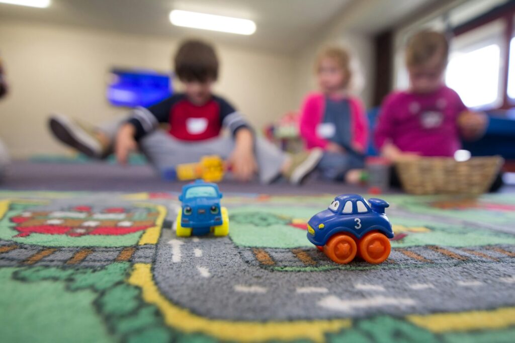 Peuters spelen met blokken aan een tafel op het kinderdagverblijf