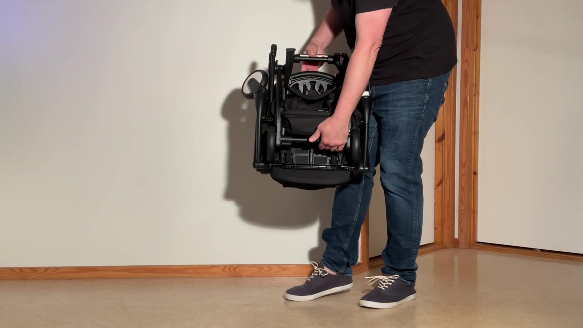 De Stokke YOYO kinderwagen opgevouwen in de hand
