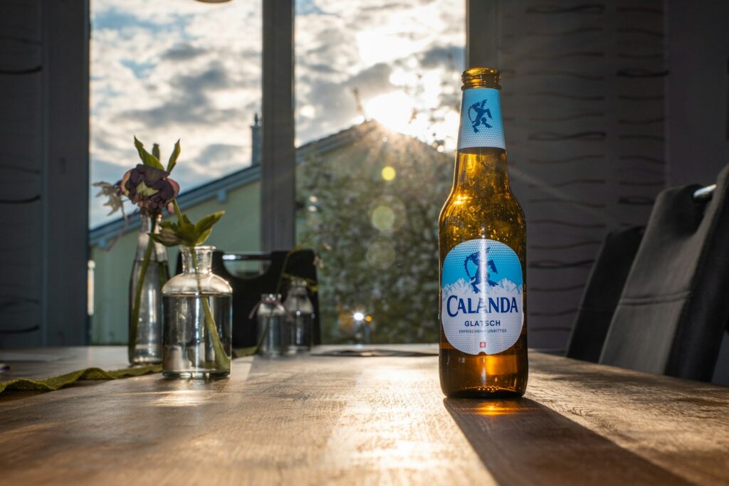 Flesjes bier op een tuintafel tijdens een familiefeest