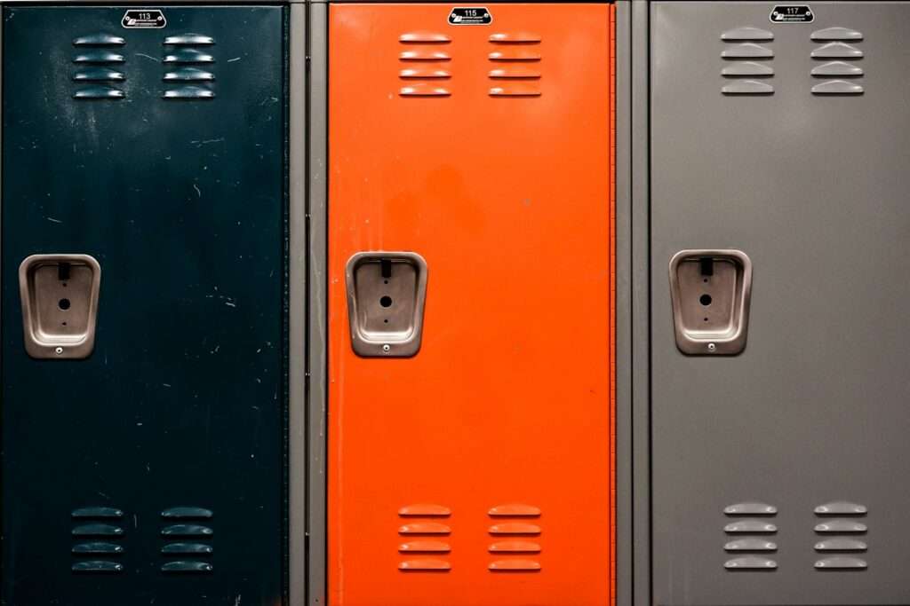Telefoons van leerlingen in een kluisje op school
