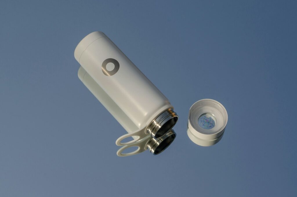 Flessen water, een zaklamp en houdbaar eten in een noodpakket