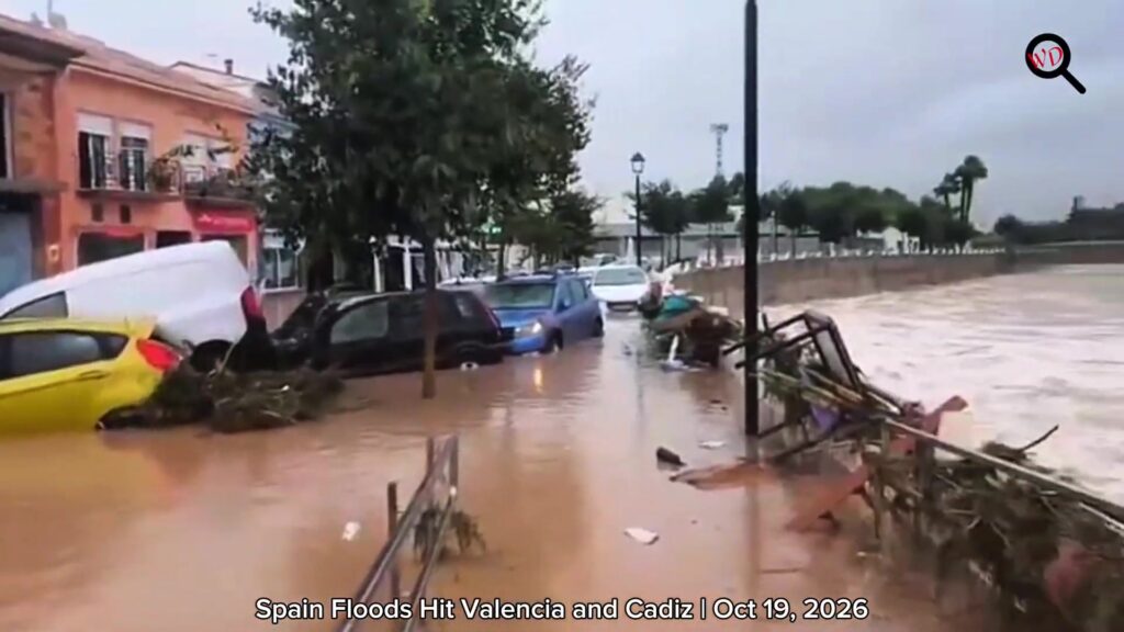Ondergelopen straat met weggespoelde auto's aan de Spaanse oostkust na storm Adam