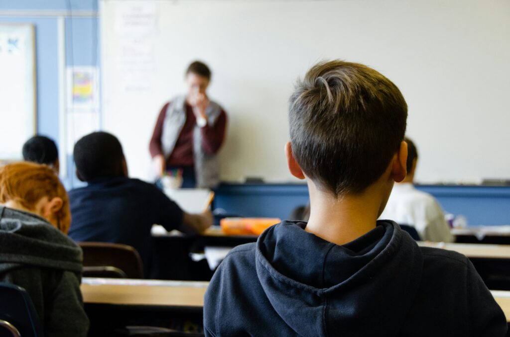 Kinderen in een klaslokaal op de basisschool