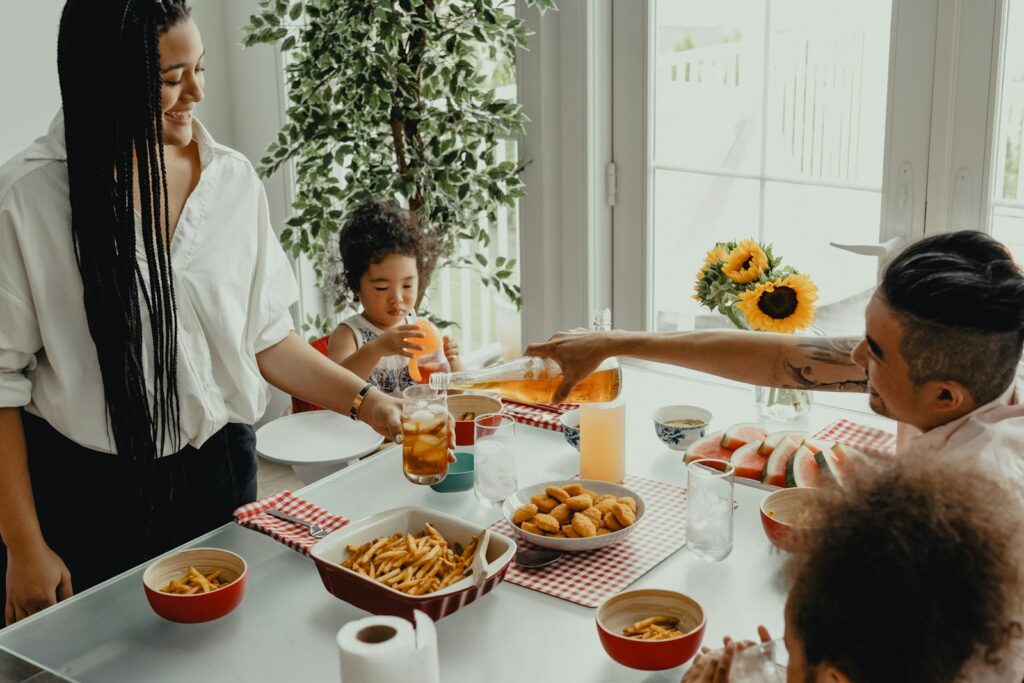 Twee ouders praten aan de keukentafel