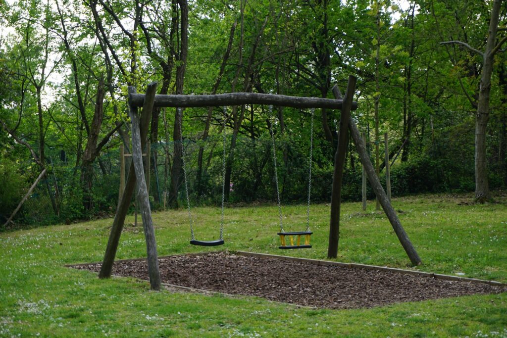 Kinderen spelen op een speeltoestel in een speeltuin