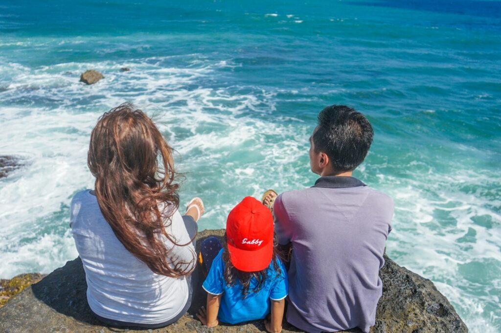 Gezin met jonge kinderen loopt met koffers naar de vakantie