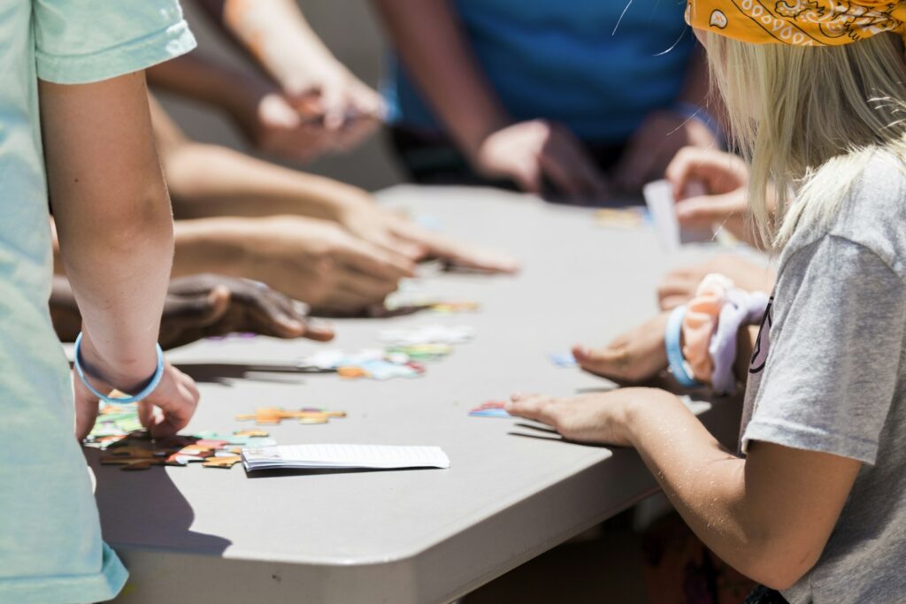 Kinderen knutselen samen aan tafel met kleurpotloden