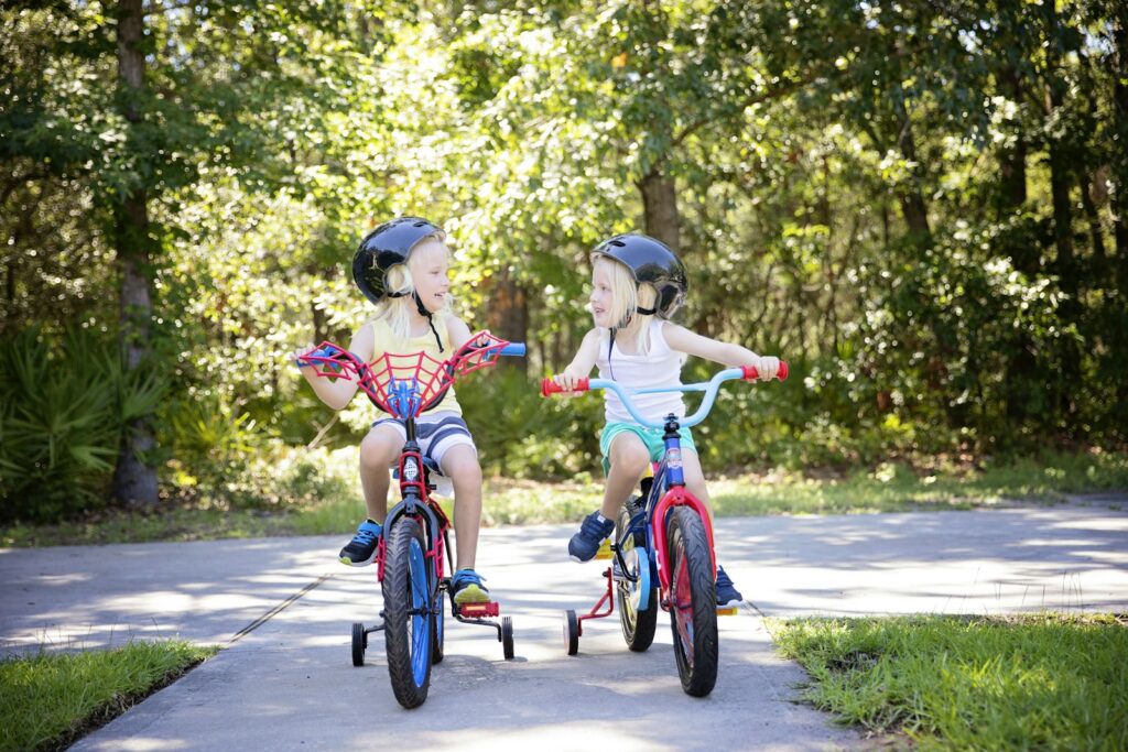 Kind in een fietszitje achterop de fiets met voetsteunen