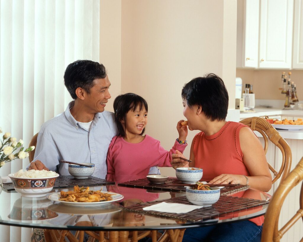 Ouder rekent de maandlasten van het gezin door aan de keukentafel